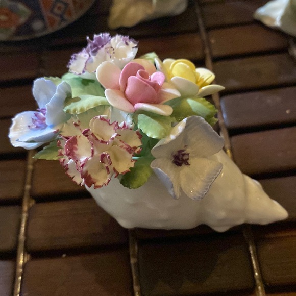 Royal Doulton Other - Royal Doulton Ceramic Floral Arrangement in Shell